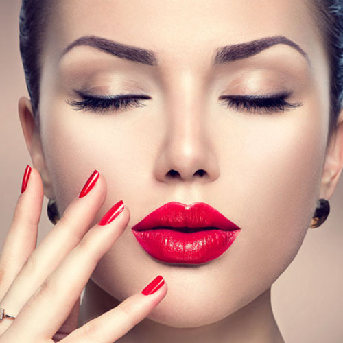Perfektes Nageldesign in Rot