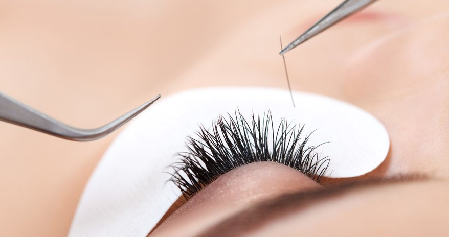Wimpernverlängerung in Nahaufnahme