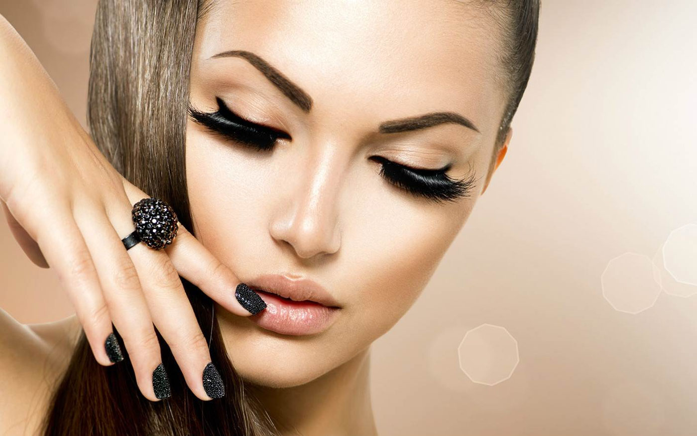 Beauty-Behandlung: perfekte Wimpern und Nägel