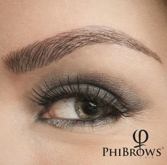 Microblading Augenbraue, täuschend echte Härchenzeichnung